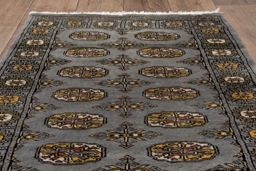 Na podłodze dywan orientalny pakistański Bukhara 78x121 cm