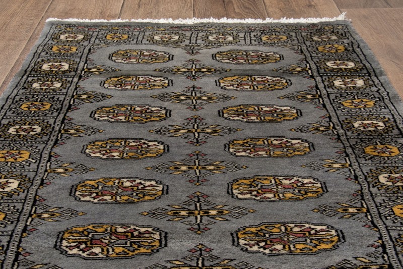 Na podłodze dywan orientalny pakistański Bukhara 78x121 cm