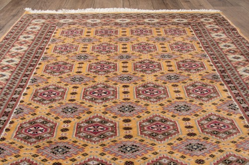 Na podłodze dywan orientalny pakistański Jaldar 123x182cm