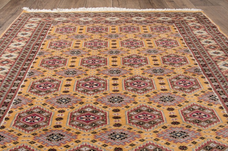 Na podłodze dywan orientalny pakistański Jaldar 123x182cm