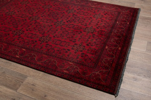 Na podłodze dywan orientalny wełniany Khal Mahammadi 168x236 cm