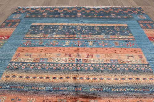 Na podłodze dywan orientalny  afgański Sultani 170x238 cm