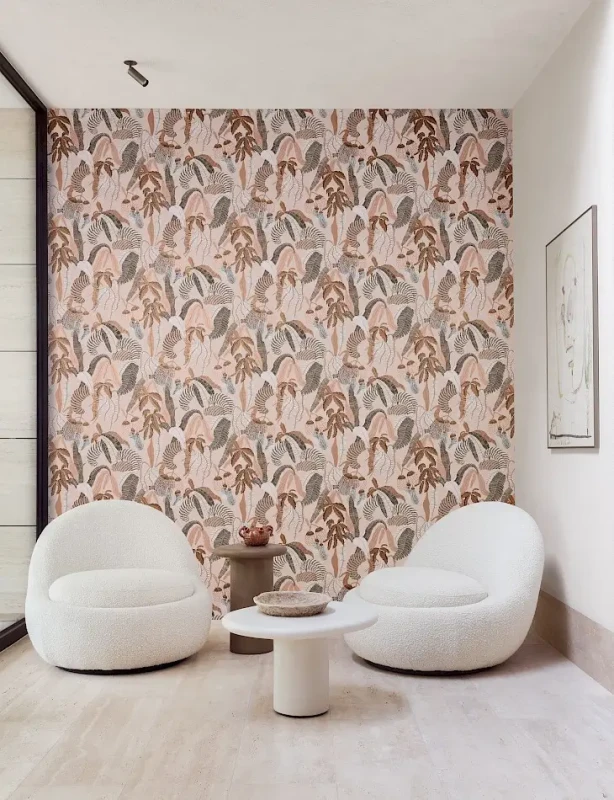 Nowoczesny salon z tapetą roślinną Khroma Romance Nimfa Cinamon ROM004.webp
