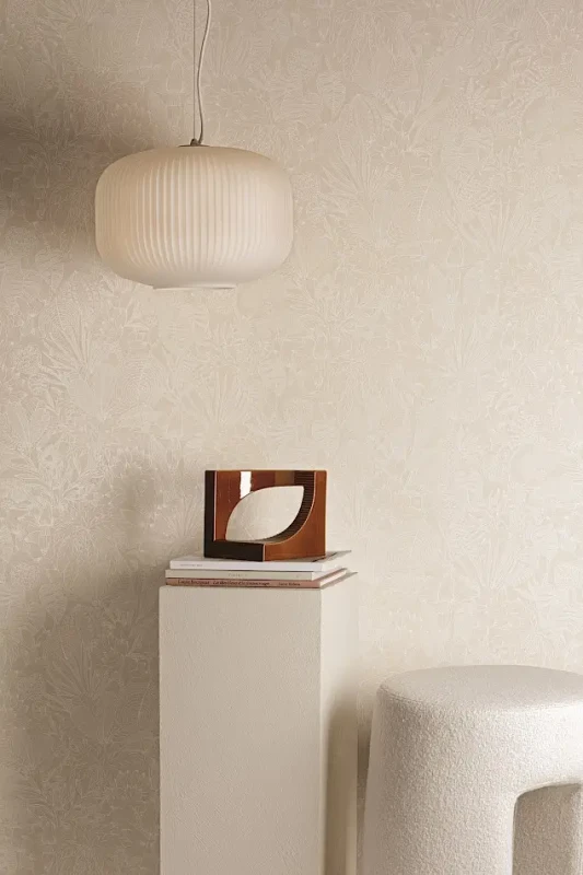 Tapeta do salonu motyw roślinny Khroma Romance Bellis Angora ROM101.webp