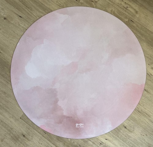 Okrągła mata połogowa dla dzieci Prime Candy Cloud w kolorze różowym na dębowej podłodze