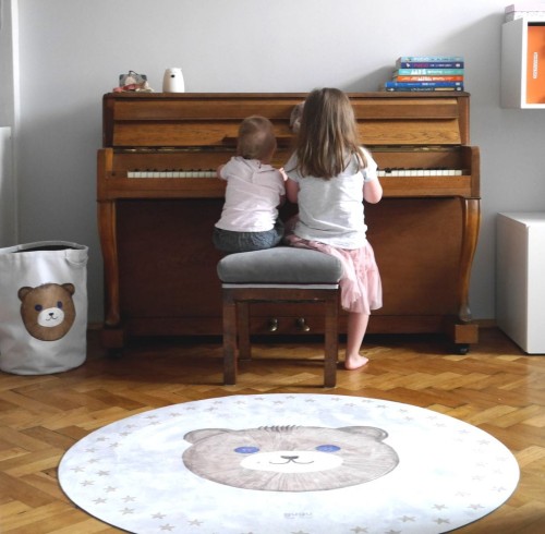 mat Teddy solo 4.jpgMata podłogowa dla dzieci okrągła Teddy Solo w tle dzieci grające na pianinie