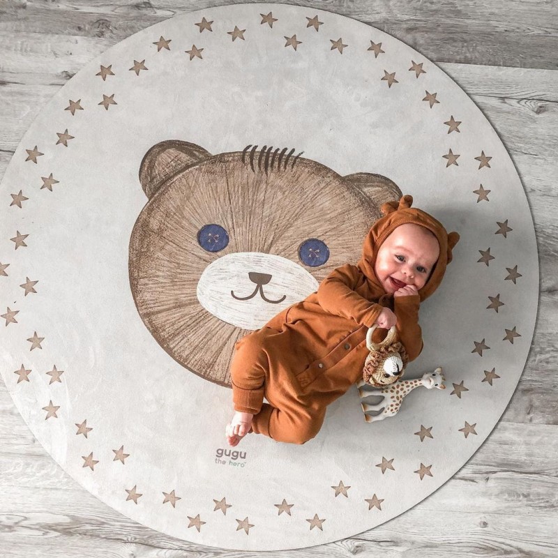 Niemowlak leżący na macie podłogowej dla dzieci Teddy Solo