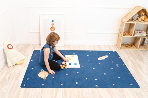 Dziewczynka czytająca na macie kauczukowej Nighty Space Big
