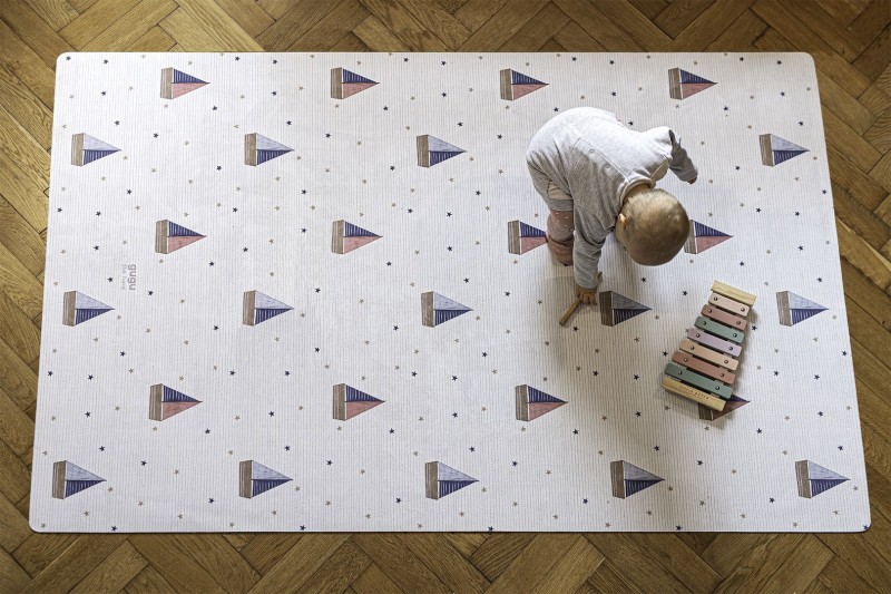 Niemowlak z dzwonkami chromatycznymi na macie kauczukowej Little Sailor