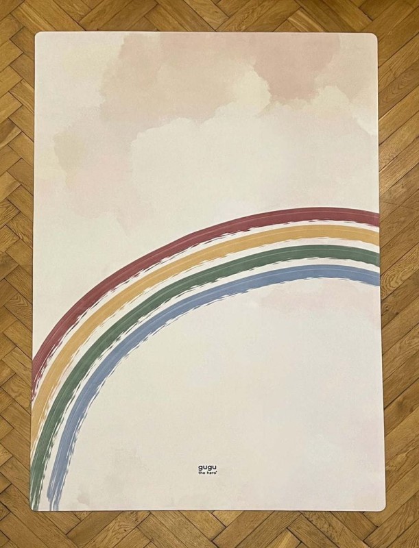 Mata podłogowa dla dzieci Rainbow Sky Big z tęczą na dębowej podłodze