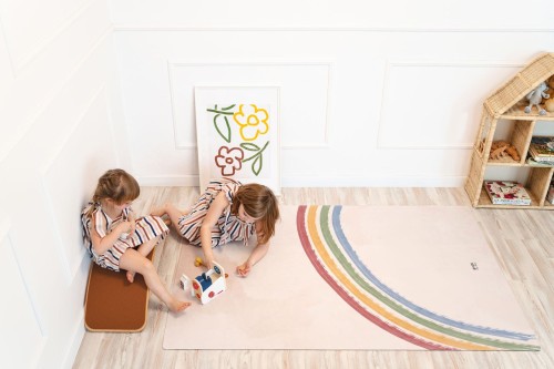 Dziewczynki bawiące się na macie kauczukowej dla dzieci Rainbow Sky Big