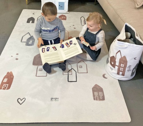 Mały chłopczyk i dziewczynka oglądający książkę na macie podłogowej dla dzieci Scandi Town Big