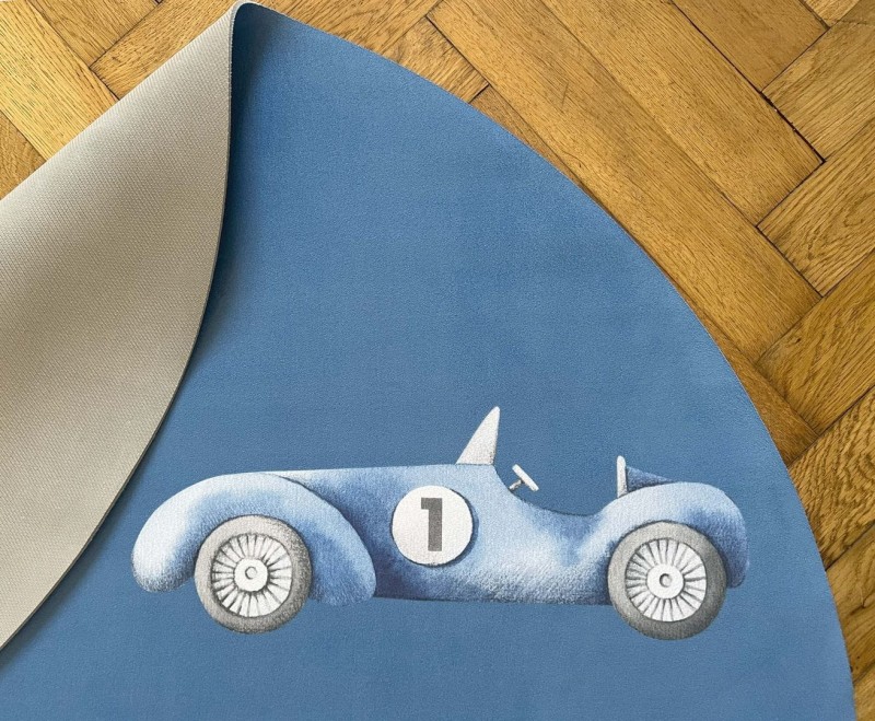 Zbliżenie na wzór samochodu stylowego i spodu maty dla dzieci Prime Racing Cars Cirle