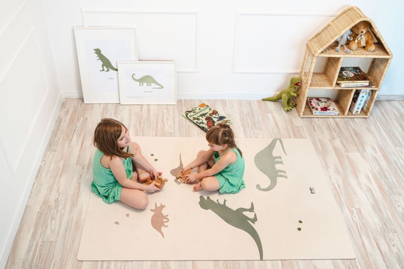 Dwie dziewczynka siedzące macie podłogowej dla dzieci Dino World Big