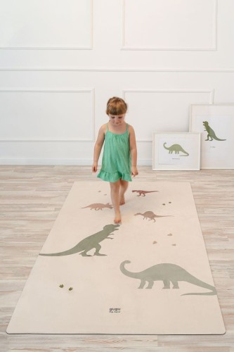 Dziewczynka chodząca po macie podłogowej dla dzieci Dino World Big