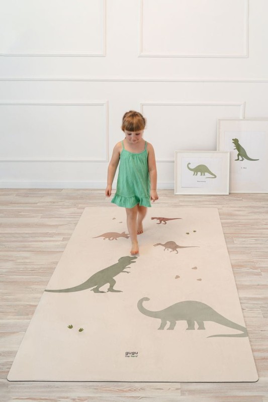 Dziewczynka chodząca po macie podłogowej dla dzieci Dino World Big