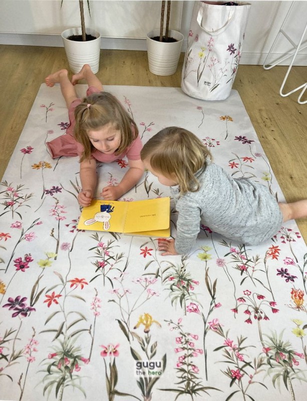 Dzieci oglądające książkę na macie kauczukowej Flower Garden Big