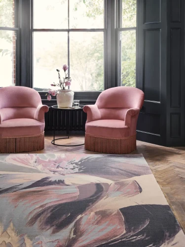 Dywan wełniany Agnella Calisia Anyl alabastrowy w salonie z różowymi fotelami na tle okna