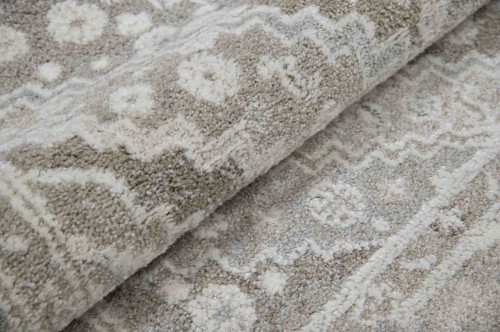 Zbliżenie runa  jasno szarego dywanu tradycyjnego Manhattan SZ72A