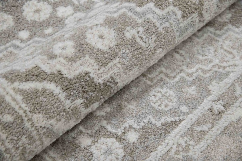 Zbliżenie runa  jasno szarego dywanu tradycyjnego Manhattan SZ72A