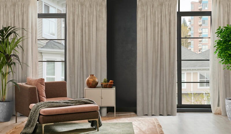 Salon z zasłonami welwetowymi 140x300 cm na taśmie Nadia beżowo-złote