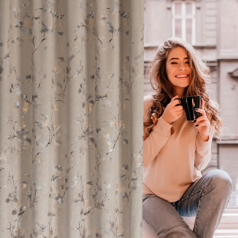 Kobieta w oknie z zasłoną 140x270 cm na taśmie Selena beżowa