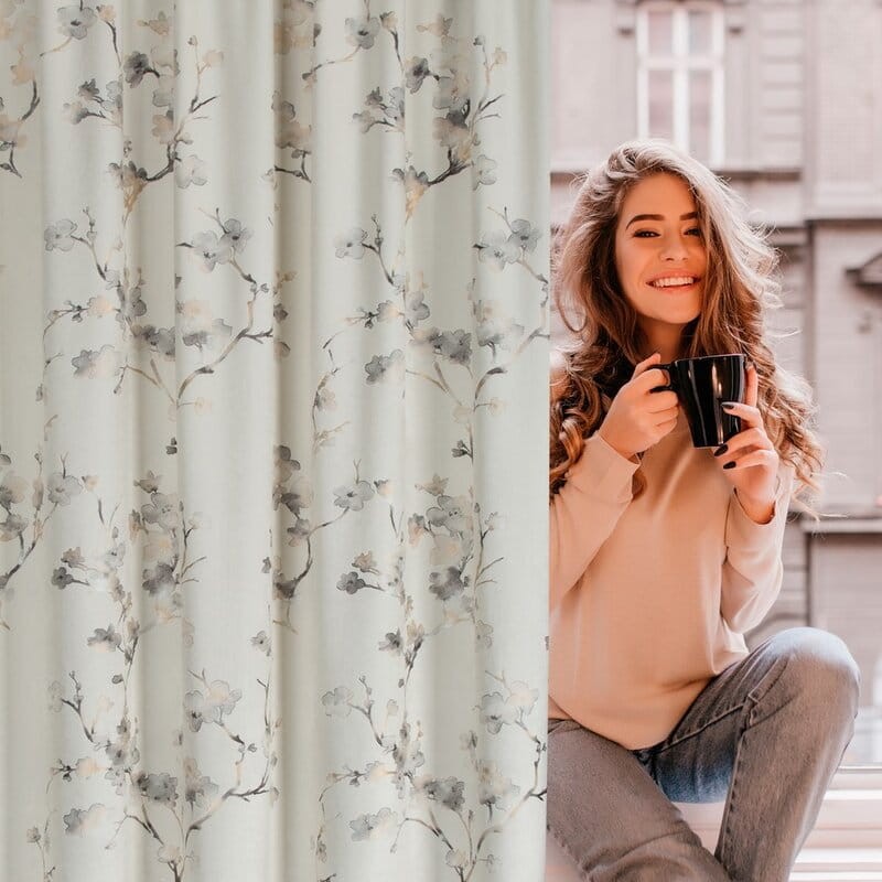 Kobieta w oknie z zasłoną 140x270 cm welurowa na taśmie Selena kremowa