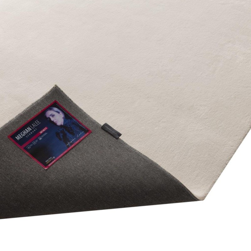 Spód białego dywanu pluszowego Obsession Infinity INF 200