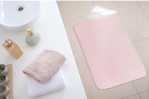 Dywanik łazienkowy Teddy-May różowy w łazience