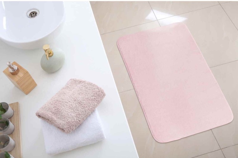 Dywanik łazienkowy Teddy-May różowy w łazience