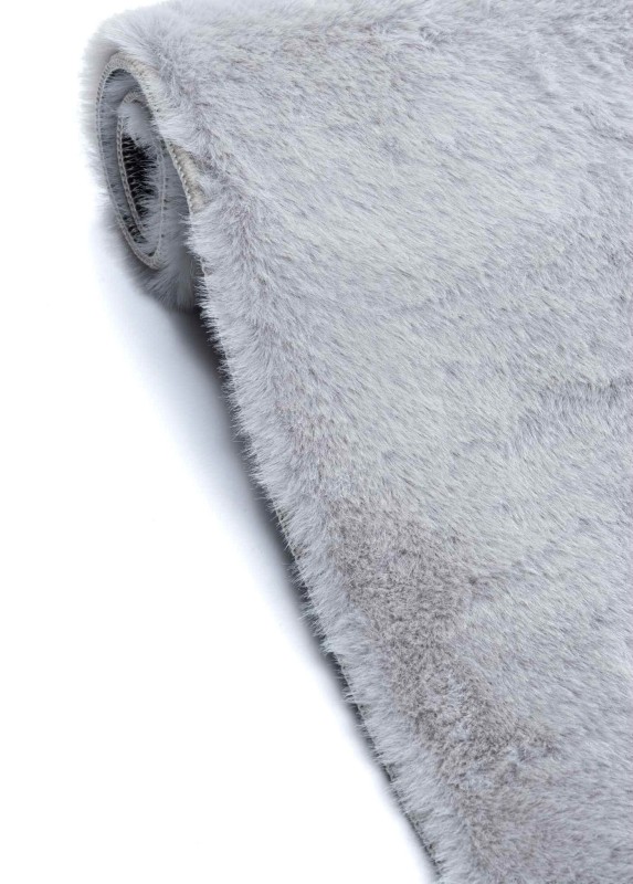 Dywan pluszowy Madera jasno szary zwinięty w rulon