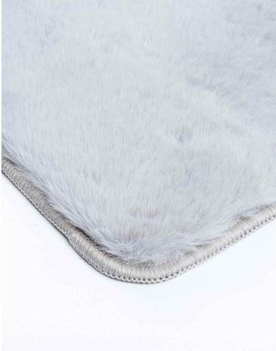 Detal jasno szarego dywanu pluszowego Madera