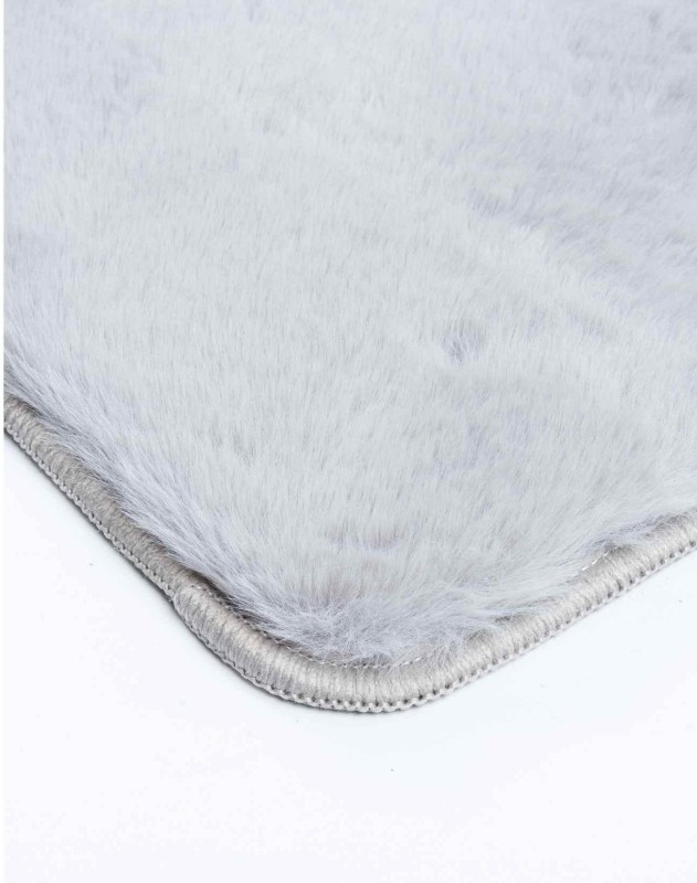 Detal jasno szarego dywanu pluszowego Madera
