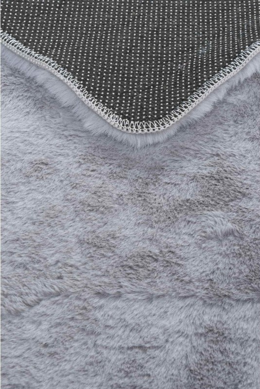 Antypoślizgowy spód jasno szarego dywanu pluszowego Madera