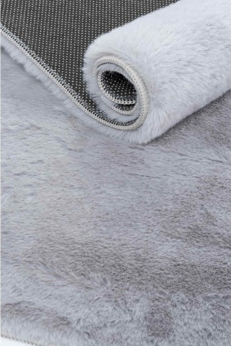 Puszyste runo jasno szarego dywanu pluszowego Madera