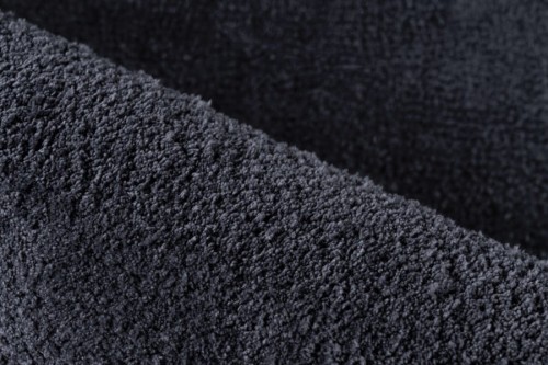 Zbliżenie grafitowego dywanu shaggy Ligne Lalee Velluto VLU 400