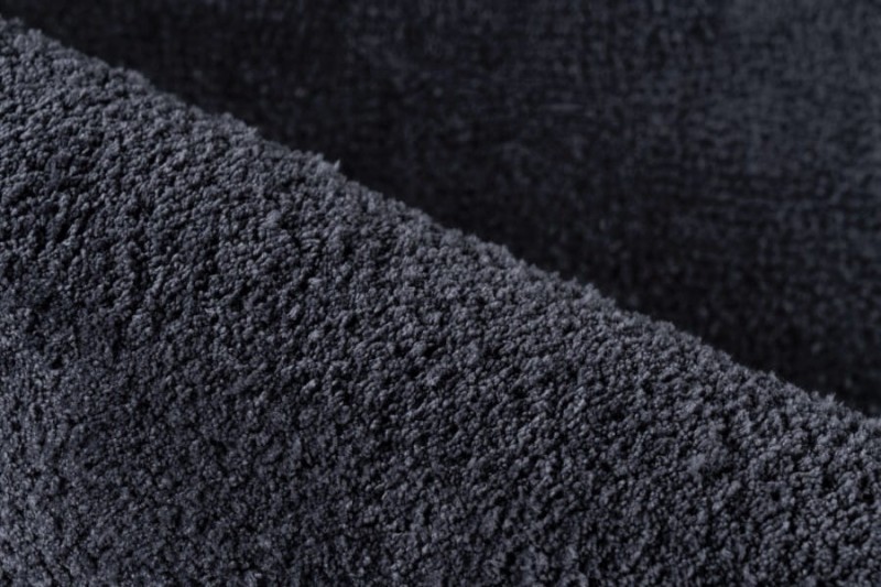 Zbliżenie grafitowego dywanu shaggy Ligne Lalee Velluto VLU 400