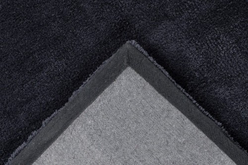 Spód grafitowego dywanu shaggy Ligne Lalee Velluto VLU 400