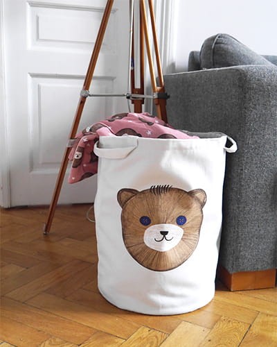 Kosz na zabawki dla dzieci Teddy Solo biały z głową misia w pokoju dziecięcym