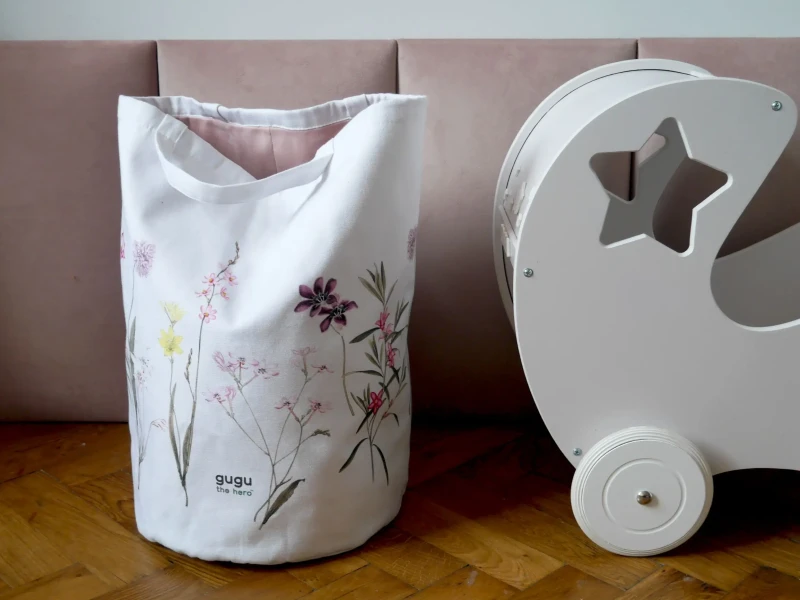 Kosz na zabawki Flower Garden 2.0 w pokoju dziecięcym