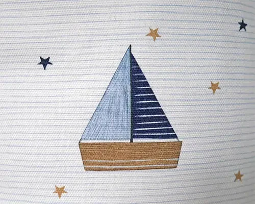 Kosz na zabawki Little Sailor - zbliżenie na wzór łódki