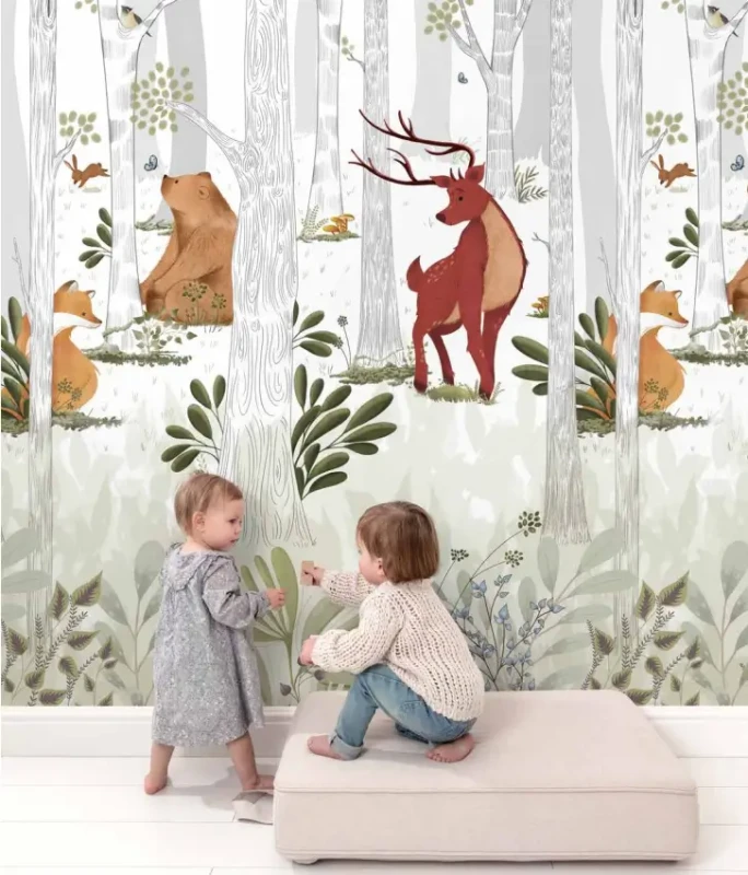 Małe dzieci bawiące się przy ścianie z muralem Grandeco Orom 2 A73301.webp