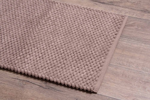 Rzut z boku na dywanik łazienkowy Master brąz