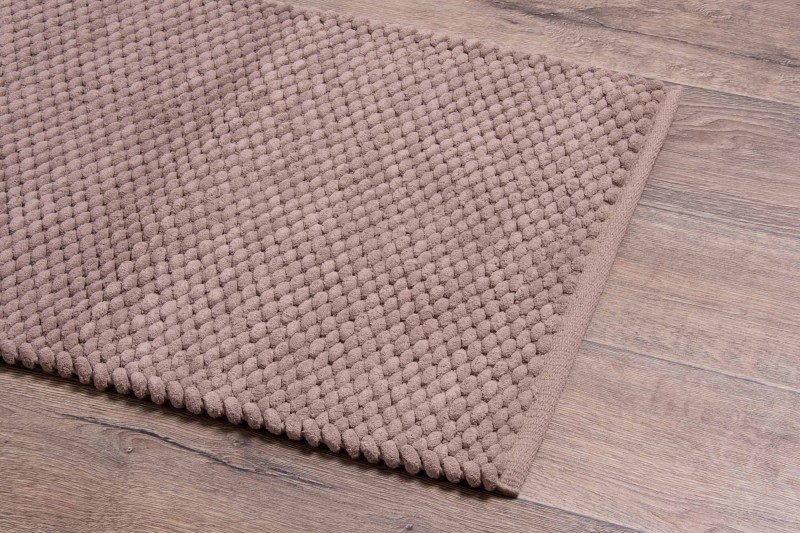 Rzut z boku na dywanik łazienkowy Master brąz