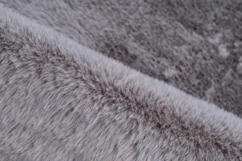Zbliżenie runa szarego dywanu pluszowego Lalee Hides Cosy COS 500