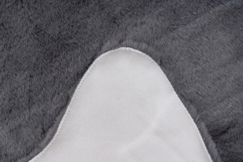 Zamszowy spód szarego dywanu pluszowego Lalee Hides Cosy COS 500