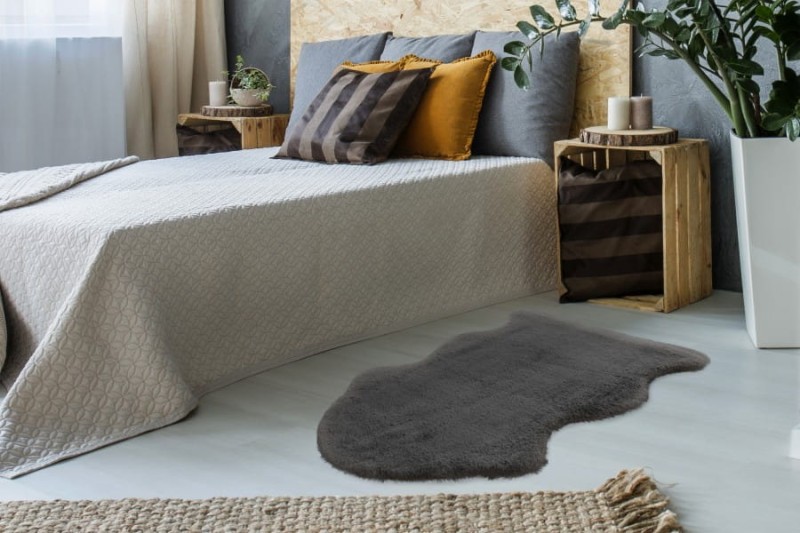 Szary dywan pluszowy Lalee Hides Cosy COS 500 w sypialni