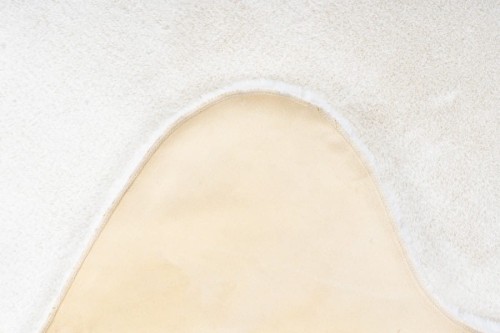 Zamszowy spód kremowego dywanu pluszowego Lalee Hides Cosy COS 500