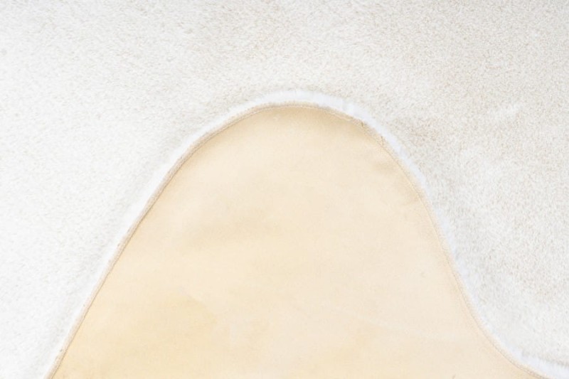 Zamszowy spód kremowego dywanu pluszowego Lalee Hides Cosy COS 500