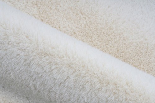 Zbliżenie runa kremowego dywanu pluszowego Lalee Hides Cosy COS 500